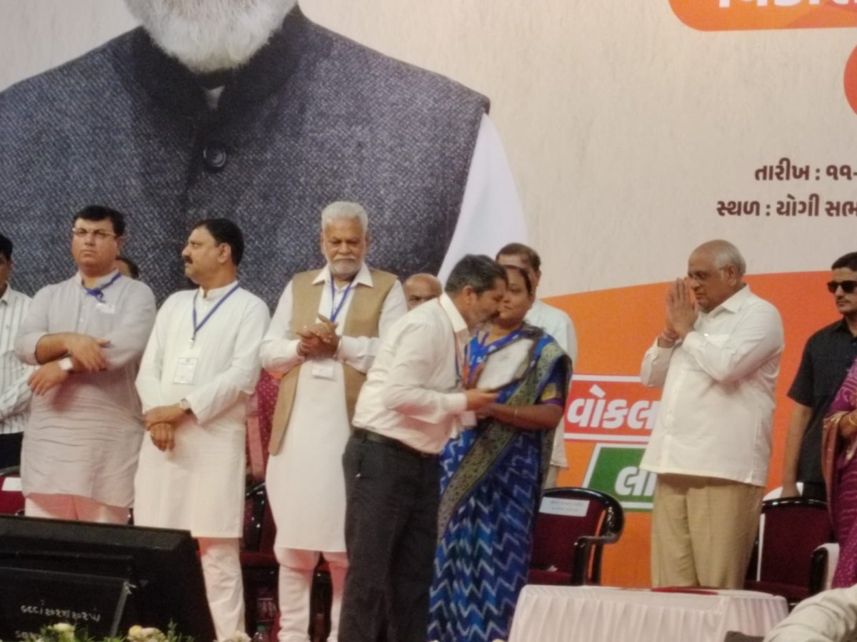 માન.મુખ્યમંત્રીશ્રીના વરદહસ્તે આજરોજ રાજકોટ ખાતે સ્વચ્છતા હી સેવા - ૨૦૨૫ અંતર્ગત ડાંગ જિલ્લાને અસાધારણ સ્વચ્છતા પહેલ અને આદિજાતિ સમુદાયોની વ્યાપક ભાગીદારી દ્વારા ઉત્કૃષ્ટ યોગદાન બદલ નિયામકશ્રી,જિલ્લા ગ્રામ વિકાસ એજન્સીને શ્રેષ્ઠ ટ્રાઈબલ જિલ્લા તરીકે સન્માનપત્ર આપવામાં આવ્યું.