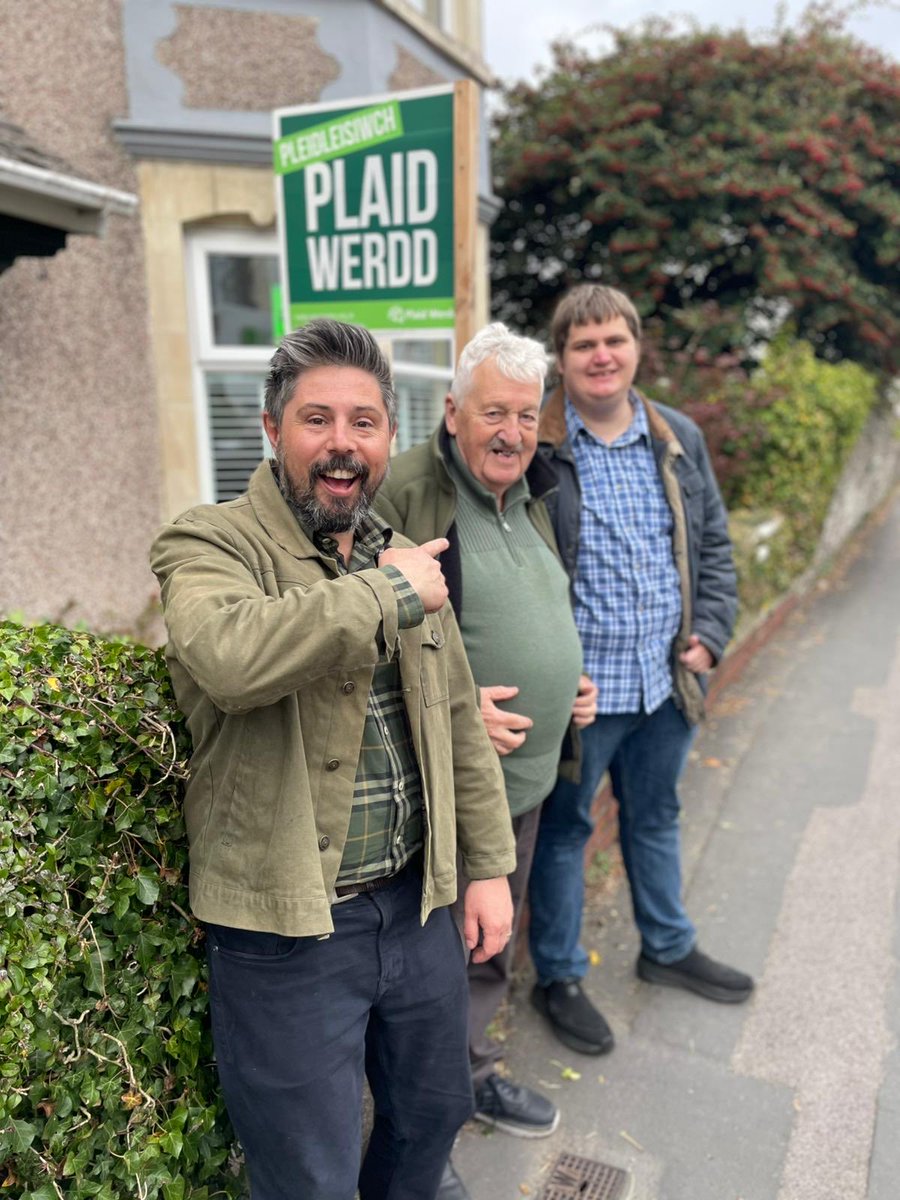 phildavies1995's tweet image. Great day out in Caerffili with fellow @WalesGreenParty members helping our Senedd candidate Gareth Hughes💚
Also great to meet and chat with the “other” @GarethHughesNZ the former @NZGreens MP.🇳🇿🏴
Good conversations had. People want change not more establishment politics!