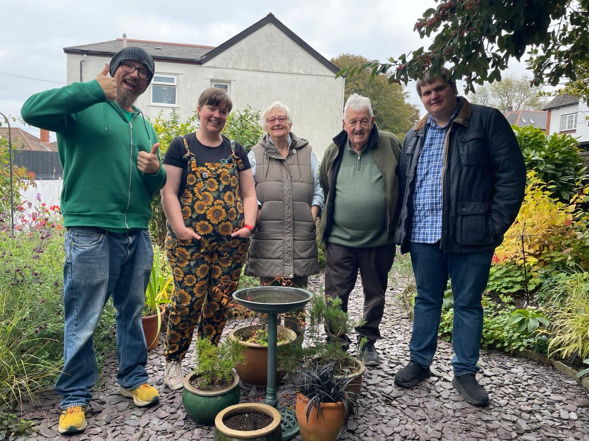 phildavies1995's tweet image. Great day out in Caerffili with fellow @WalesGreenParty members helping our Senedd candidate Gareth Hughes💚
Also great to meet and chat with the “other” @GarethHughesNZ the former @NZGreens MP.🇳🇿🏴
Good conversations had. People want change not more establishment politics!