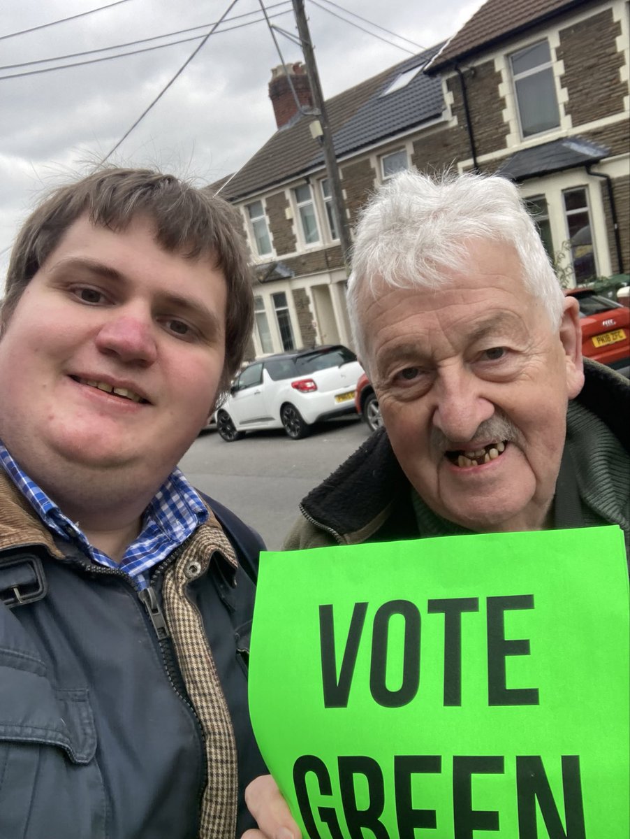 phildavies1995's tweet image. Great day out in Caerffili with fellow @WalesGreenParty members helping our Senedd candidate Gareth Hughes💚
Also great to meet and chat with the “other” @GarethHughesNZ the former @NZGreens MP.🇳🇿🏴
Good conversations had. People want change not more establishment politics!
