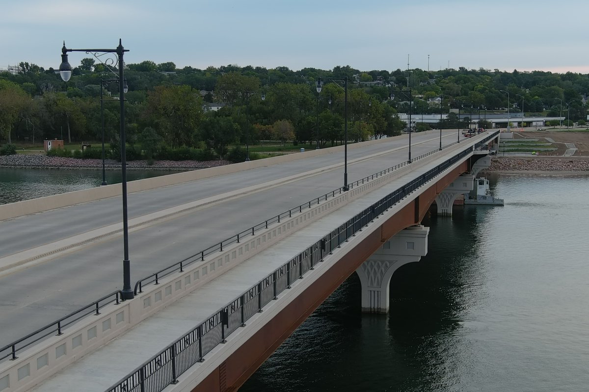 Construction continues to move forward on both sides of the Missouri River! In Pierre, sidewalk and stair work is nearly complete, and landscaping prep is underway. Ft. Pierre plaza construction is kicking off with sidewalk ramps on Yellowstone Avenue.

#SDDOT #SD511