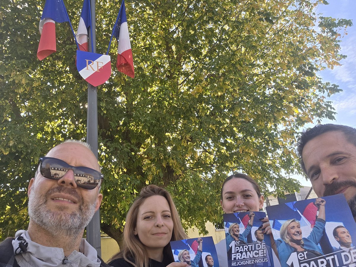 BrachPryscillia's tweet image. Comme partout en France, le @RNational77 et le @RNJ_77 sont présents sur le terrain !

À #Villeparisis, sous le beau temps et la bénédiction de notre drapeau 🇫🇷, on attend sereinement la censure de Monsieur Lecornu II 💪