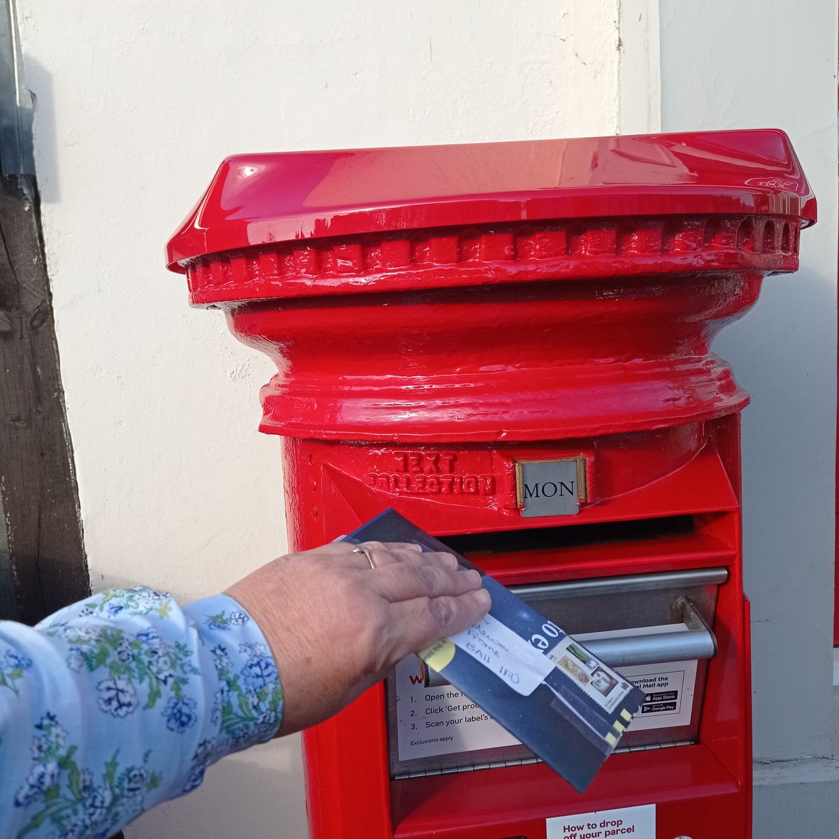 MadelaineCSmith's tweet image. Today&apos;s #postboxSaturday #actionshot in a converted solar #postbox in Stockbridge