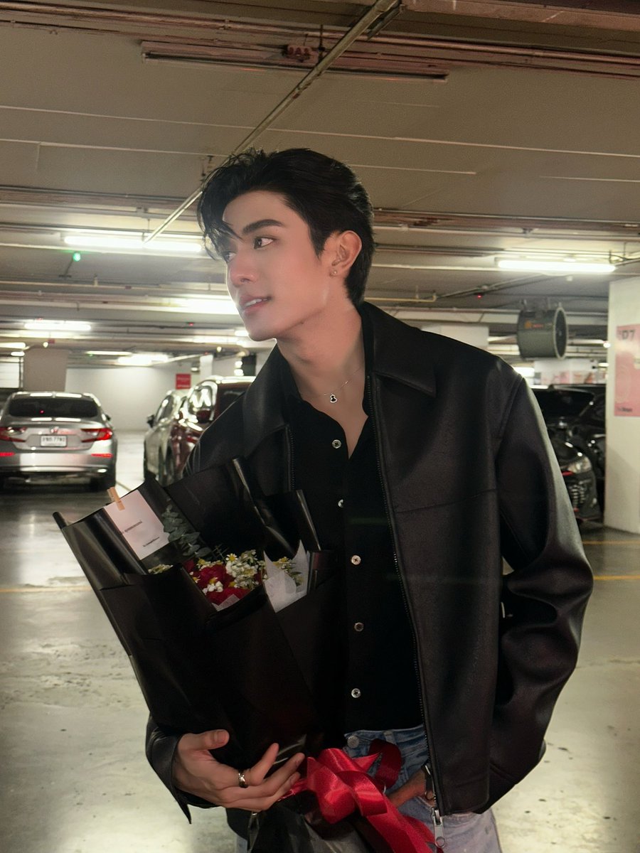 ptome_u's tweet image. รูปพี่คเชนทร์ถือช่อดอกไม้ที่เราหวีด น้องไอยเค้าให้มาคับ 🫣

#netsiraphop #jj_rcp #NETJJ