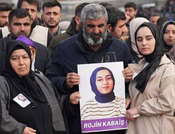 Rojin Kabaiş’in ölümüne ilişkin bir yıldır beklenen DNA raporu açıklandı.

Raporda, Rojin’in göğüs ve cinsel bölgesinde iki farklı erkeğe ait DNA tespit edildiği ifade ediliyor. 

Van Barosu: “Rojin’in ölümünde cinsel saldırı olma ihtimali ortaya çıkmıştır.”