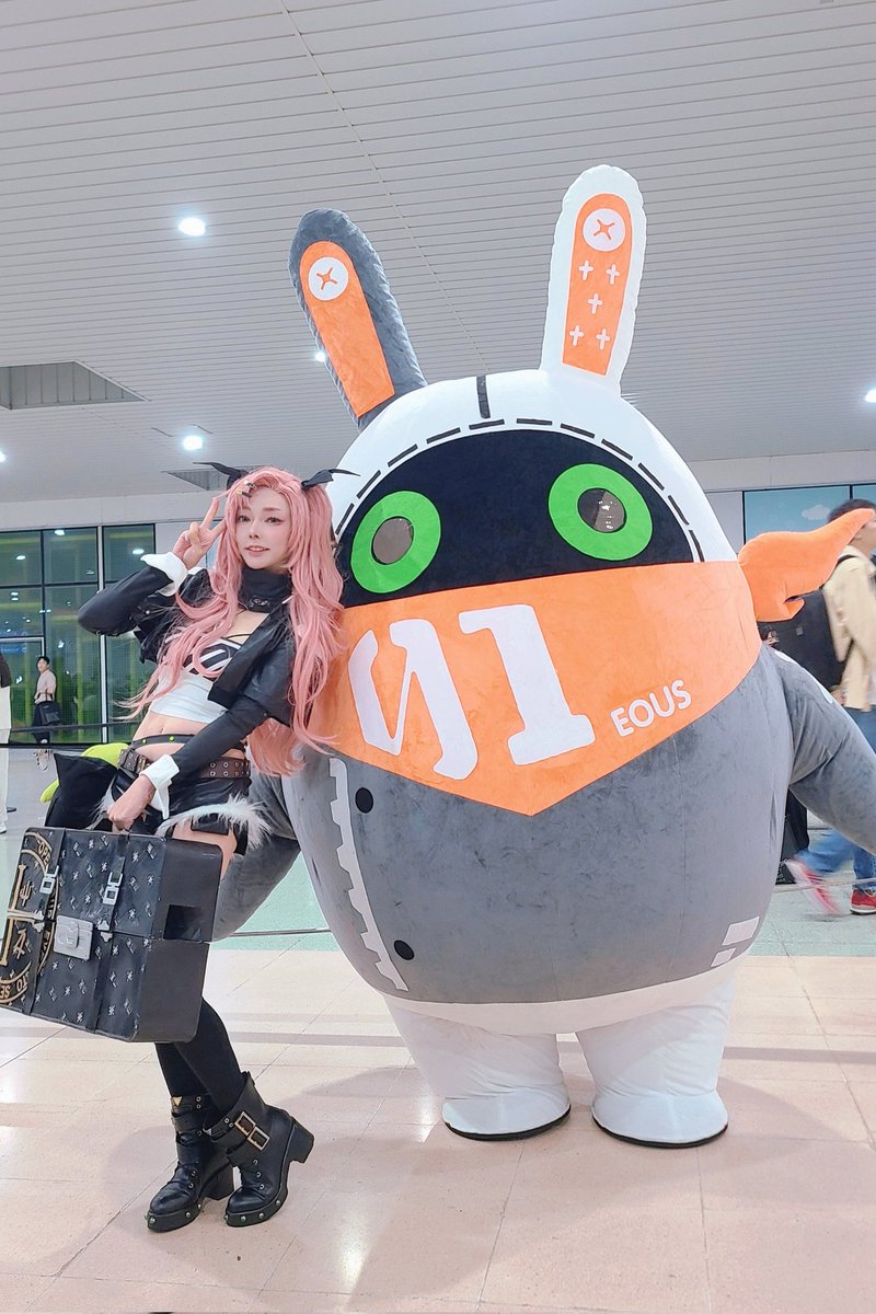 행사장에선 틔터 확인할 겨를이 없구..
끝나구 집에 와서야 탐라 구경하다 같은 행사장에서 안에 있어놓구 못만난 트친, 저어쪽에 있었는데 몰랐던 트친 한바가인 건에 대하여... 똑땅...
너무 늦게 도착한 내가 문제고..
하루가지곤 아쉽다🥹🥹🥹
낼도 가고싶긴해...