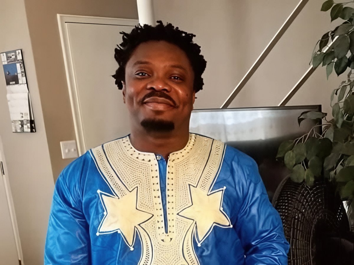 Mteuzi's tweet image. Kingsley Fifi Bimpong was a 50-year-old Black postal worker in Minnesota.

He wasn’t drunk or high.
He was having a massive stroke.

Police decided he “looked impaired,” ignored every warning sign, and threw him in a cell instead of taking him to the hospital. 🧵