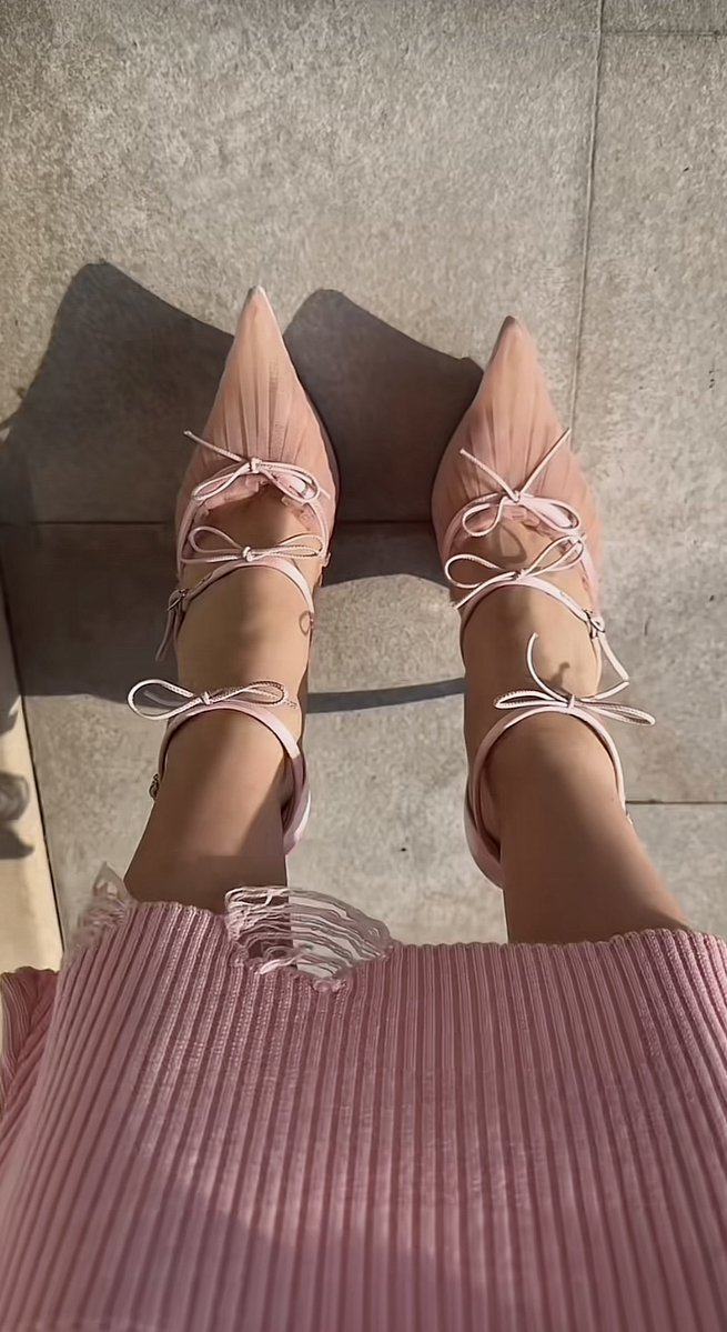 allurequinn's tweet image. nobody beating her in the iconic heels category