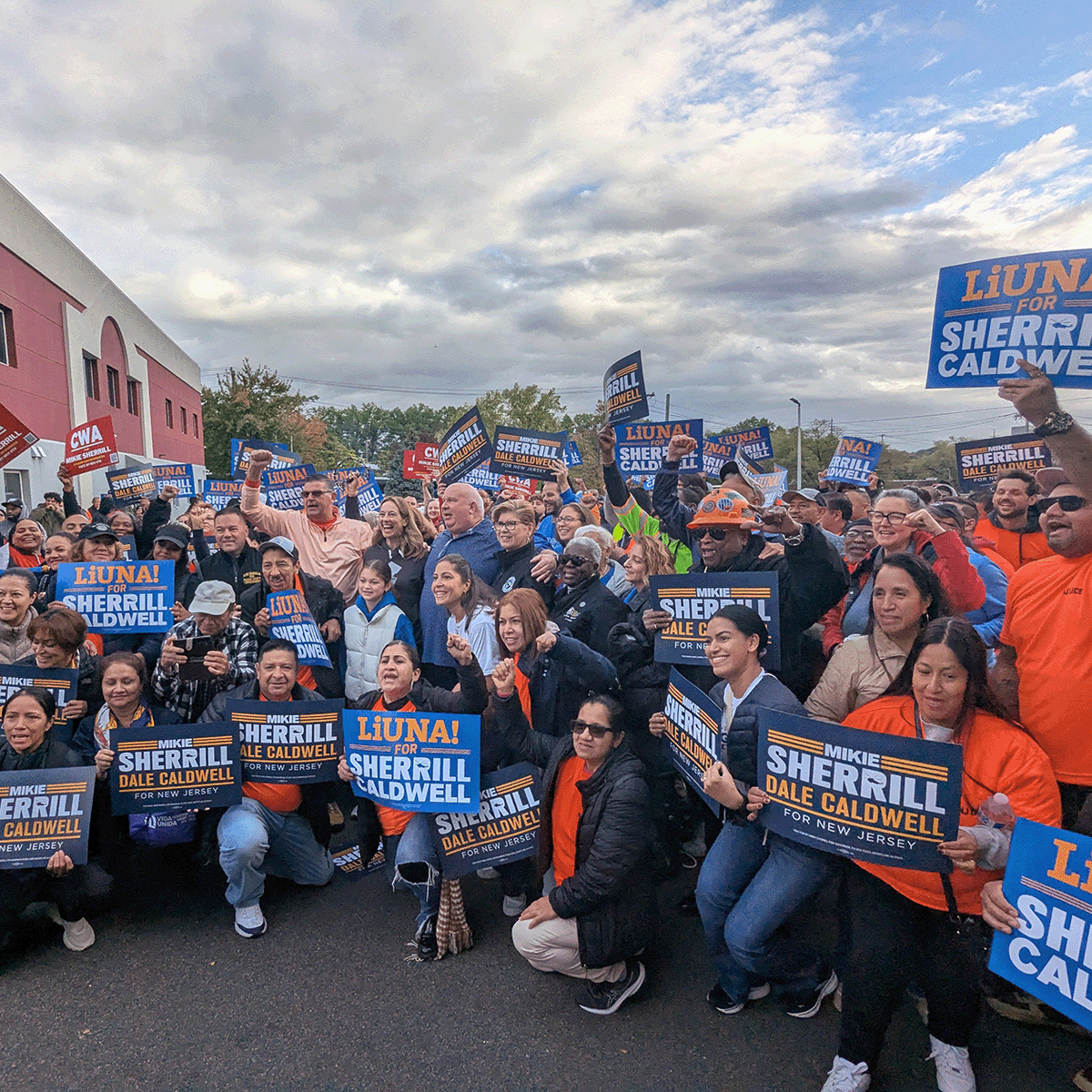 LiUNAEasternReg's tweet image. ✊ Over 400 @LIUNA members, alongside hundreds of their brothers &amp;amp; sisters in @NJAFLCIO, came out this morning for #Labor Walks in support of @MikieSherrill in Clifton &amp;amp; Maplewood NJ.

THIS is what support for a #ProUnion candidate looks like.

Let&apos;s land this thing!