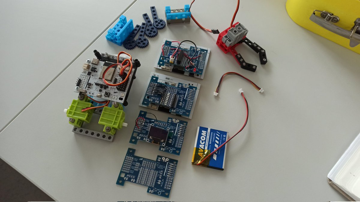 LabOctopus's tweet image. Připravuju na sekci "chlubírna" Beta verzi #devShield #esp32s3 robot (modré PCB) .
Otázka "k čemu to je" má už sedm odpovědí.
A taky máme simple #bitbeam chapadlo (horní část) , díky @mcbig_cz