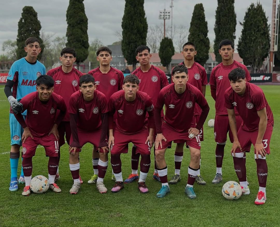 fortalezagrana's tweet photo. 🇱🇻🤝 𝗟𝗔 #𝗢𝗖𝗧𝗔𝗩𝗔 𝗡𝗢 𝗣𝗔𝗦Ó 𝗗𝗘𝗟 𝗘𝗠𝗣𝗔𝗧𝗘 𝗘𝗡 #𝗖𝗔𝗕𝗥𝗘𝗥𝗢𝗬𝗚𝗨𝗜𝗗𝗜
El conjunto de Marcos Aguirre no pudo imponer la localía y terminó igualando 0-0 ante Instituto, por la #Fecha30 del #TorneoJuvenilesLPF.
🔥 Con este resultado, el #Granate estira su invicto a siete partidos, con cuatro victorias y tres empates.
📋 #Lanús asciende a 53 puntos en el certamen (16G, 6E y 8P).