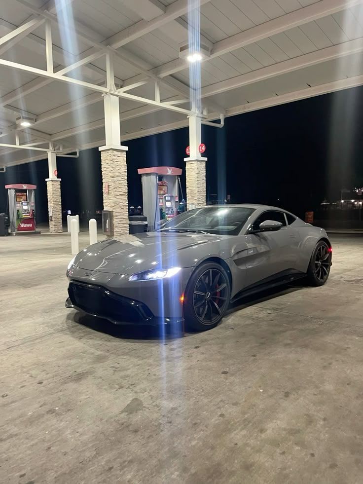 Auto_Porn's tweet image. Aston Martin Vantage.