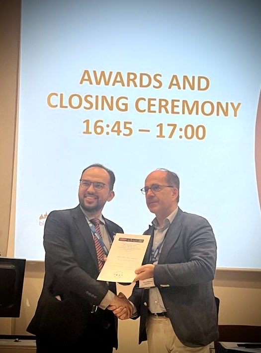 DrAbdullahK's tweet image. ولله الحمد حصلت على جائزة أفضل عرض تقديمي في المؤتمر الأوروبي الخمسون لطب عيون الأطفال #EPOS . 

أشكر المنظمين في المؤتمر وأشكر دعم #مستشفى_الملك_خالد_التخصصي_للعيون لحضور هذه المحافل العلمية وحرصه على تطوير كوادره وتمثيل المستشفى في المجتمعات العلمية الدولية 
@KKESHKSA