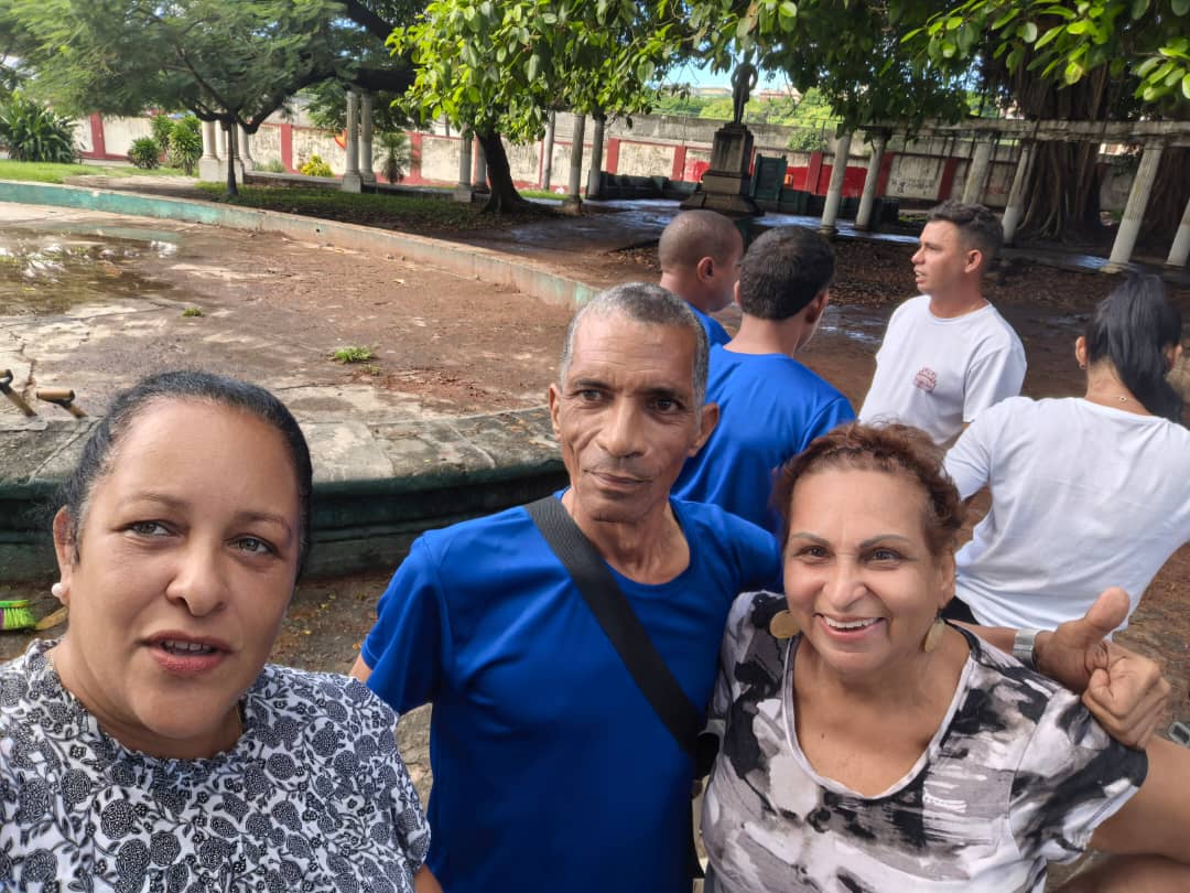 Hoy continuamos #ConPlazaEnElCorazón, en las labores de limpieza. Participan entidades de <a href="/MINCOMCuba/">Ministerio de Comunicaciones Cuba</a> y trabajadores del Cárnicos Habana, Tabacuba, Universidad de la Habana, grupo Avicola, Arrocero, UCM MARIEL, y muchos otros. Todos #UnidosXCuba.