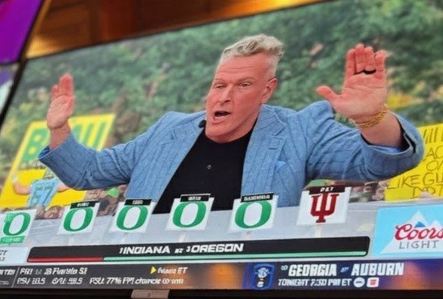 Hoosier_Review's tweet photo. Pat McAfee, ball knower https://t.co/Jxyf1bGh0L