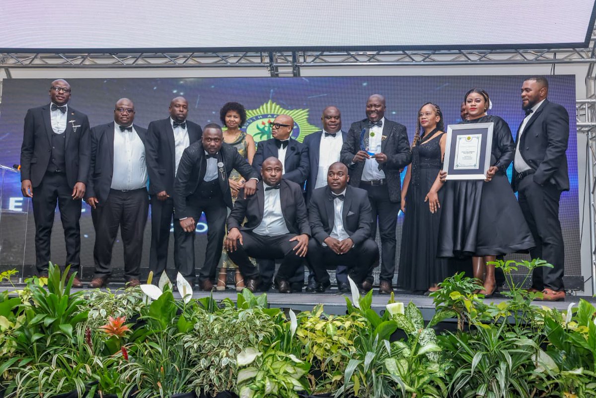 SAPoliceService's tweet image. #sapsLIM The Mopani District Tracking Team, led by the resolute Captain MD Mabunda, was honoured with the Detective Team of the Year award at the Provincial Excellence Awards.
Comprising nine highly skilled and disciplined members, the team operates tirelessly across all 17…
