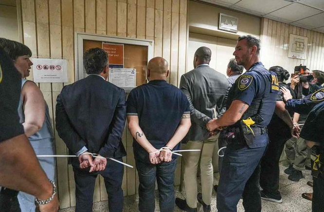 dreamy12122's tweet image. 🚨 BREAKING: Brad Lander, Jumaane Williams &amp;amp; 13 other NYC officials ARRESTED by feds for obstructing immigration court. Democrats call it a scandal, saying Americans didn’t vote for this. 

Be honest : is this what you voted for?