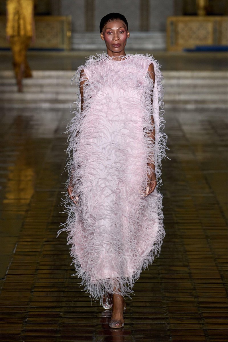 xhiqueeu's tweet image. Prabal Gurung provou que elegância é sobre equilíbrio: força e leveza na mesma silhueta. 💫
#PrabalGurung #NYFW #ModaContemporânea #EstiloEmocional #xhiqueeu