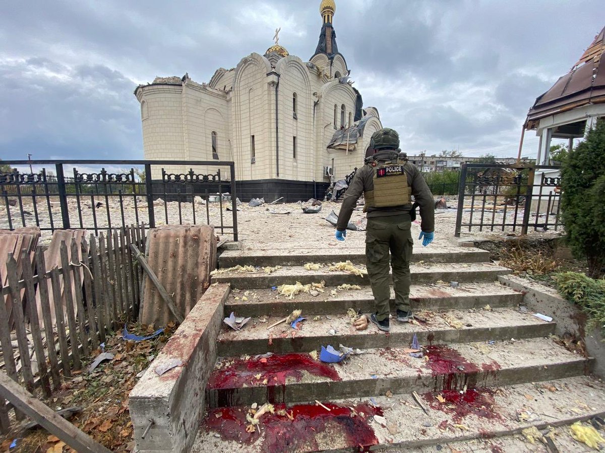 AndriyYermak's tweet image. You&apos;re four years old. Your life is just beginning. But Russia decides it&apos;s over.
First, they kill your mother. Days later, as a local priest shields you inside his church, a Russian airstrike kills you both.
This happened today in Kostiantynivka, Ukraine.
The Russians claim to…