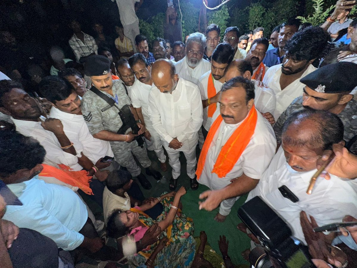 BJP4Telangana's tweet image. కాంగ్రెస్ నాయకుల వేధింపులతో ఆత్మహత్య చేసుకున్న బీజేపీ మండల అధ్యక్షులు ఏట మధుకర్ కుటుంబాన్ని కేంద్ర హోంశాఖ సహాయ మంత్రి శ్రీ @bandisanjay_bjp గారు పరామర్శించారు. బాధిత కుటుంబానికి బిజెపి భరోసాగా నిలుస్తుందని హామీ ఇచ్చారు. మధుకర్‌ మృతికి కారకులైన వారిని 48 గంటల్లో అరెస్ట్ చేయకపోతే…
