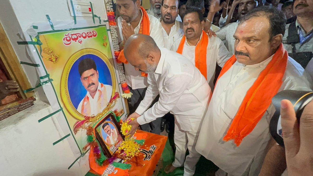 BJP4Telangana's tweet image. కాంగ్రెస్ నాయకుల వేధింపులతో ఆత్మహత్య చేసుకున్న బీజేపీ మండల అధ్యక్షులు ఏట మధుకర్ కుటుంబాన్ని కేంద్ర హోంశాఖ సహాయ మంత్రి శ్రీ @bandisanjay_bjp గారు పరామర్శించారు. బాధిత కుటుంబానికి బిజెపి భరోసాగా నిలుస్తుందని హామీ ఇచ్చారు. మధుకర్‌ మృతికి కారకులైన వారిని 48 గంటల్లో అరెస్ట్ చేయకపోతే…