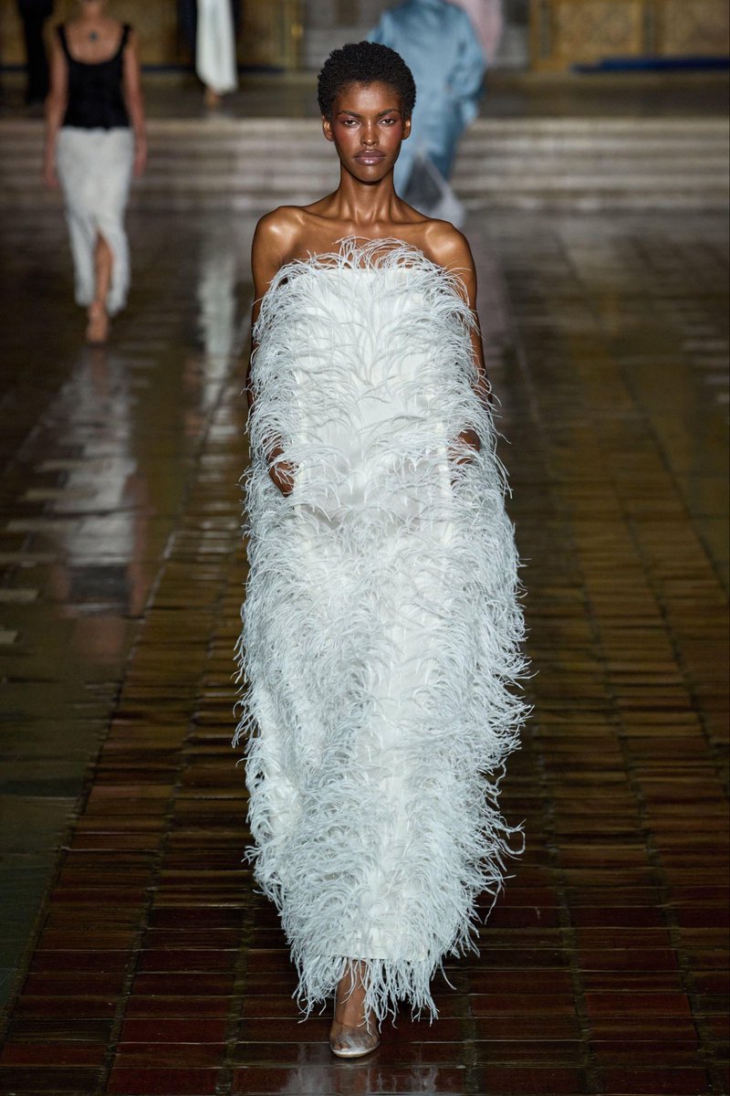 xhiqueeu's tweet image. Prabal Gurung showed that true elegance is balance: strength and softness in one silhouette. 💫
#PrabalGurung #NYFW #ModernElegance #RunwayMood #xhiqueeu