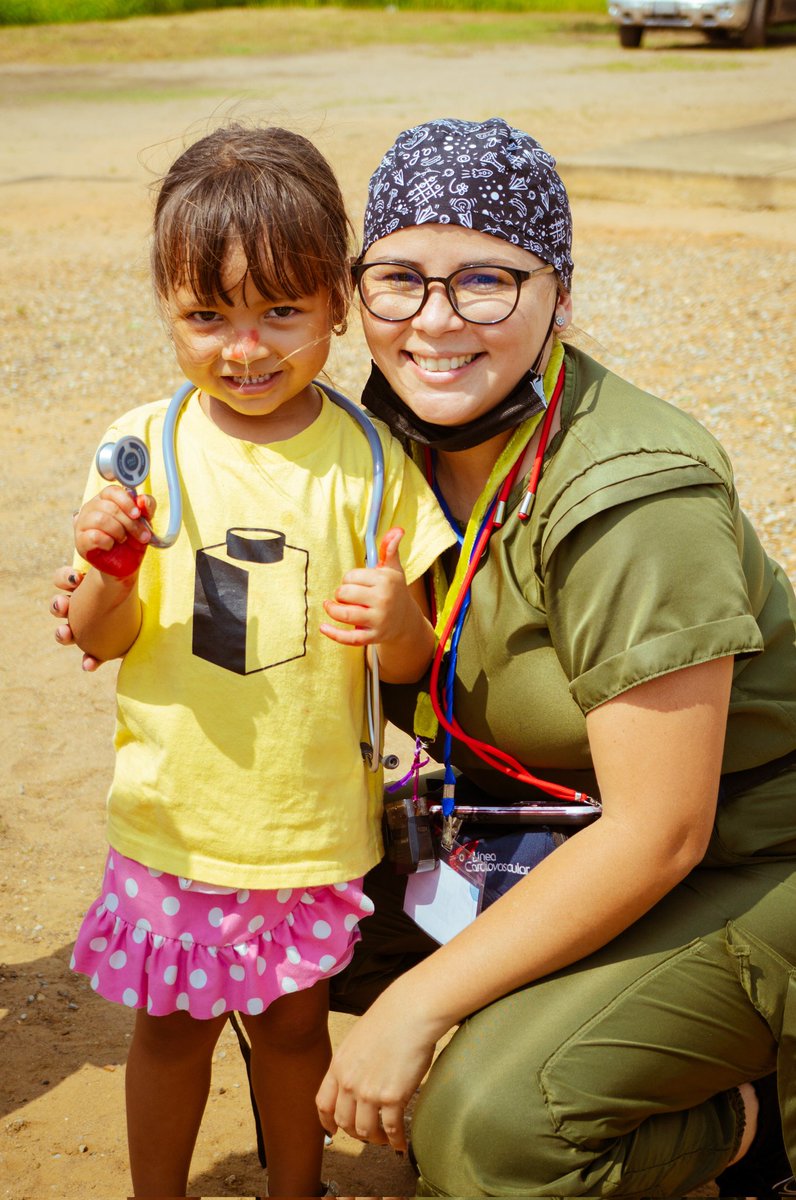 ... un estetoscopio, dos sonrisas, mucho amor... sanar también es compartir momentos de ternura. 

... atención en salud con rostro humano, donde cada encuentro deja huellas de esperanza

#cumanagotos #píritu #anzoátegui #clínicasmóviles #saludparatodos
📷 <a href="/leovisuales/">.</a>