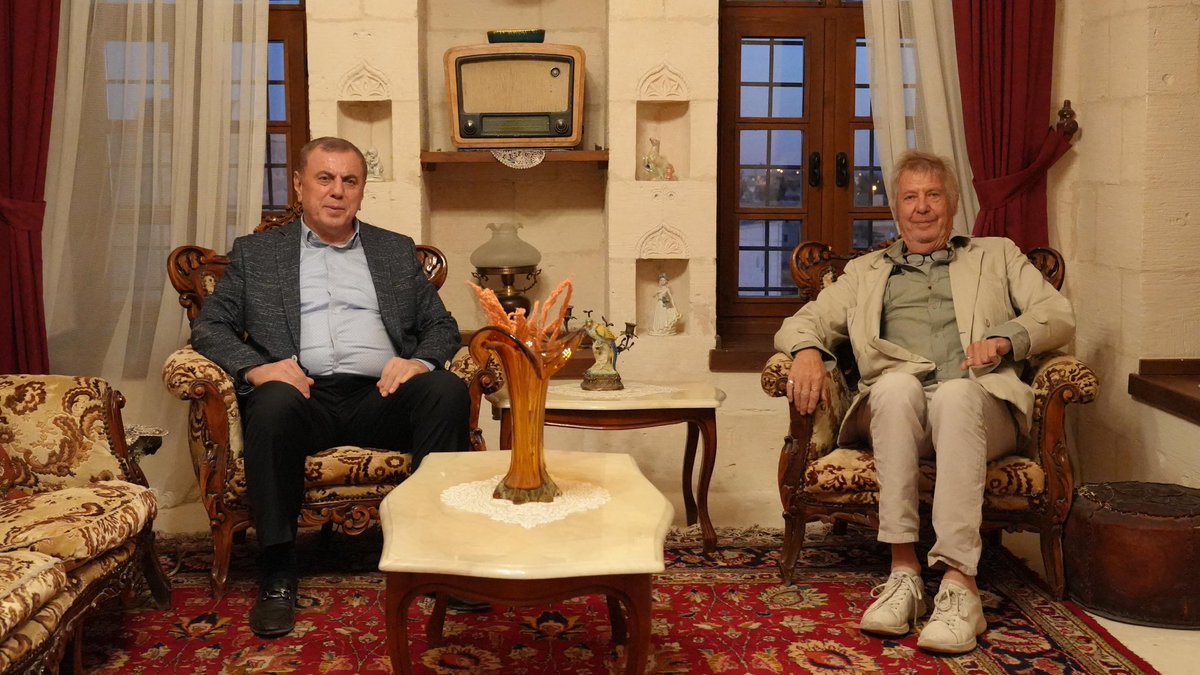 Dünyanın en iyi mimarlarından Sayın Wolf Dieter Prix, Avusturya’dan gelip ilçemizi ziyaret ederek Matiate Yeraltı Şehri’mizde incelemelerde bulundu.✅

Tarihi ve kültürel dokusuyla binlerce yıllık geçmişi barındıran Midyat’ımızda gerçekleştirilen bu önemli ziyaret, ilçemizin