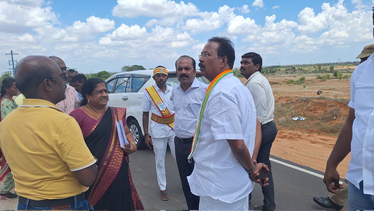 ruby_manoharan's tweet image. இன்று களக்காடு கள்ளிகுளம், பிரண்டை மலை அருகே உள்ள நீர் சேமிப்பு மேல்நிலை நீர்த்தேக்க தொட்டியை நானும் , மாவட்ட ஆட்சித்தலைவர் மருத்துவர்.சுகுமார் அவர்களும் ஆய்வு செய்த போது...