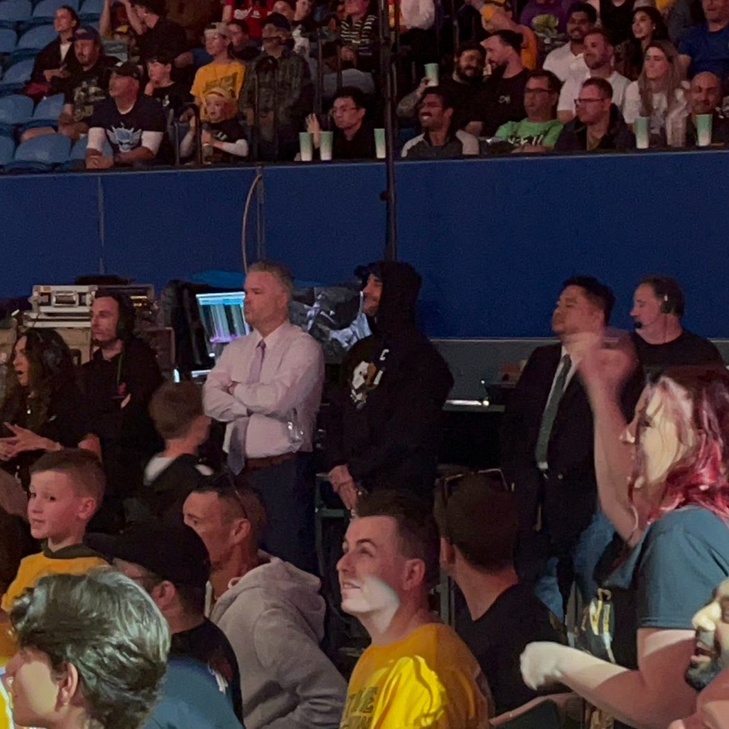 WrestlinClub's tweet image. الإبتسامة لم تفارق وجه سي ام بانك أثناء مشاهدته لنزال جون سينا ضد اي جي ستايلز. ❤️