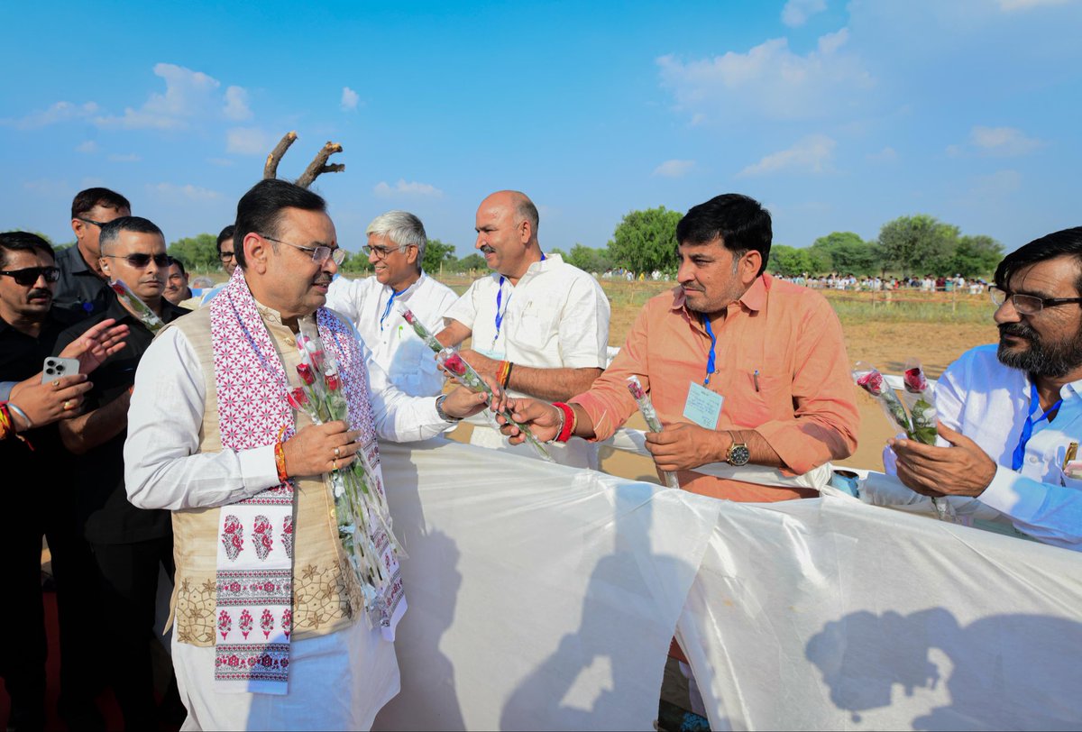 Bhajanlalofc's tweet image. झुंझुनूं जिले के मंड्रेला हेलीपैड पर माननीय मुख्यमंत्री श्री भजनलाल शर्मा जी एवं केंद्रीय मंत्री श्री सी. आर. पाटिल जी का जनप्रतिनिधियों, पदाधिकारियों एवं देवतुल्य कार्यकर्ताओं द्वारा आत्मीय स्वागत-अभिनंदन किया गया।

@BhajanlalBjp 
@CRPaatil