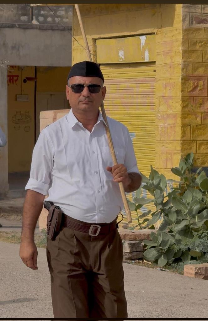 Jabarsingh_'s tweet image. यदि कोई आम नागरिक आत्मरक्षा हेतु गन लाईसेंस लेना चाहे तो सरकार किसको प्राथमिकता देती है,
नेता,अफसर, पुलिस कर्मी या अन्य