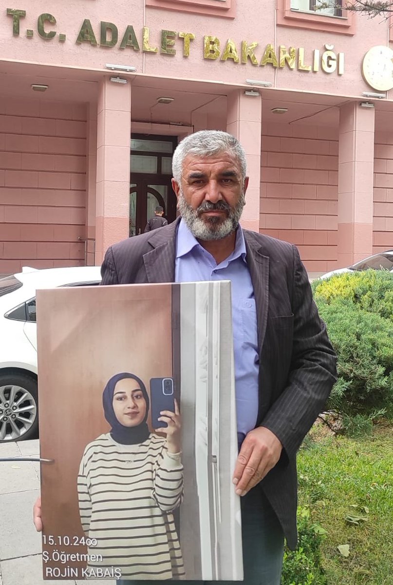 omerkabais's tweet image. Buradan Bütün Vicdan Merhamet Sahibi Ablalarım Abilerime Kardeşlerime Adalet İçin Bize Ses Olamaya Çağrımdır.
Saat Tam 20.00&apos;da Bir Tag Çalışması Yapacak İçi Çüümüş Olan Kurumlara Kamuoyu Baskısı Verip Gerçekleri Açığa Çıkaracağız.
ROJİN Hepimizin Kardeşi Hepimizin Evladıdır.…