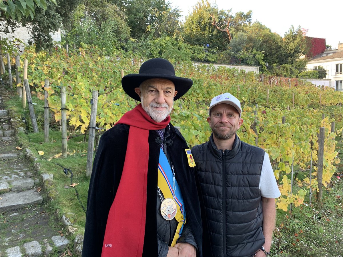 JMCambaceres's tweet image. Ban des vendanges. Avec #AlainCoquard #RépubliquedeMontmartre @PetitsPoulbots #AnneHidalgo @EricLejoindre et #EricSureau #COFAS. Vigne du #ClosMontmartre: discours, chants, vendanges puis grand défilé (50 confréries et associations: 1300 participants). Buffet @mairie18paris.