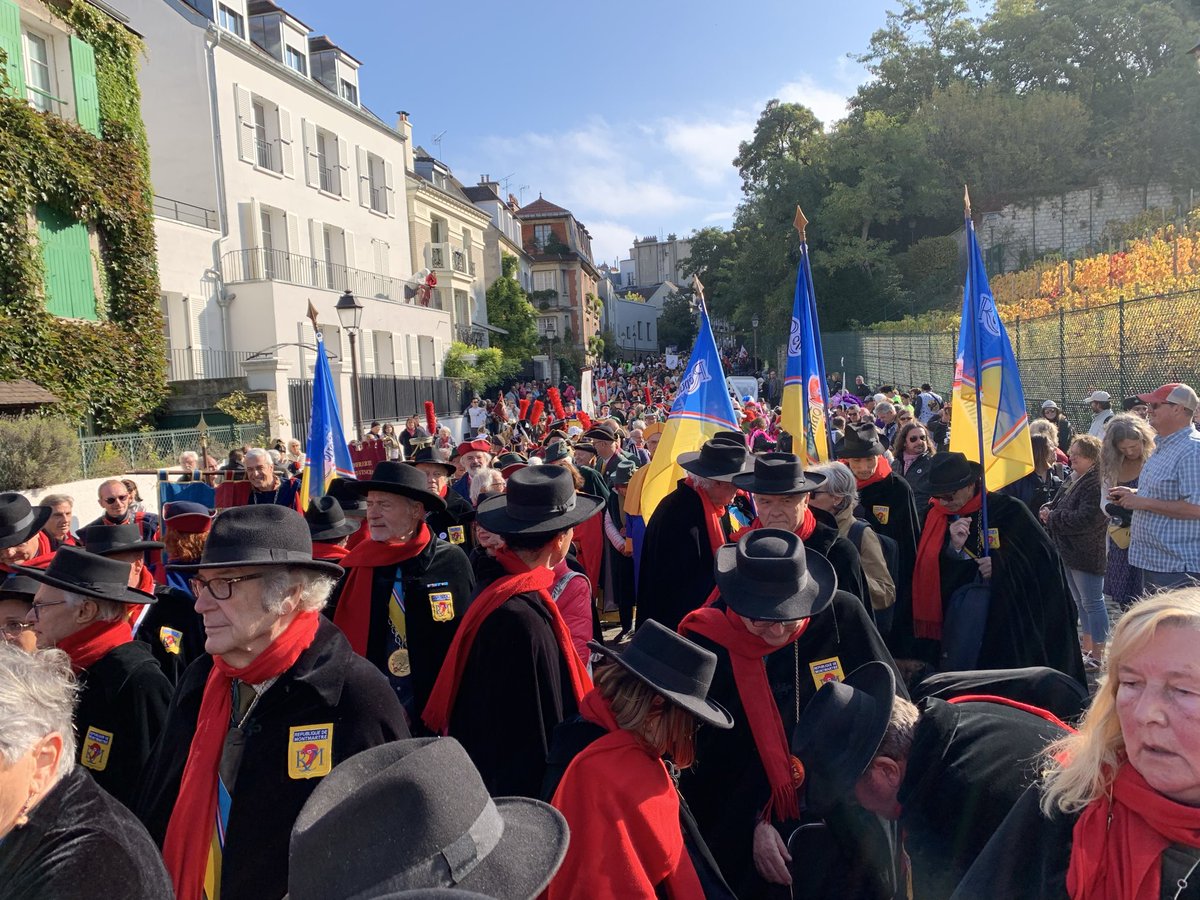 JMCambaceres's tweet image. Ban des vendanges. Avec #AlainCoquard #RépubliquedeMontmartre @PetitsPoulbots #AnneHidalgo @EricLejoindre et #EricSureau #COFAS. Vigne du #ClosMontmartre: discours, chants, vendanges puis grand défilé (50 confréries et associations: 1300 participants). Buffet @mairie18paris.