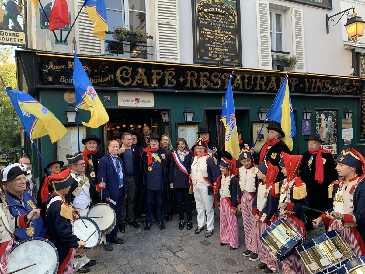 JMCambaceres's tweet image. Ban des vendanges. Avec #AlainCoquard #RépubliquedeMontmartre @PetitsPoulbots #AnneHidalgo @EricLejoindre et #EricSureau #COFAS. Vigne du #ClosMontmartre: discours, chants, vendanges puis grand défilé (50 confréries et associations: 1300 participants). Buffet @mairie18paris.
