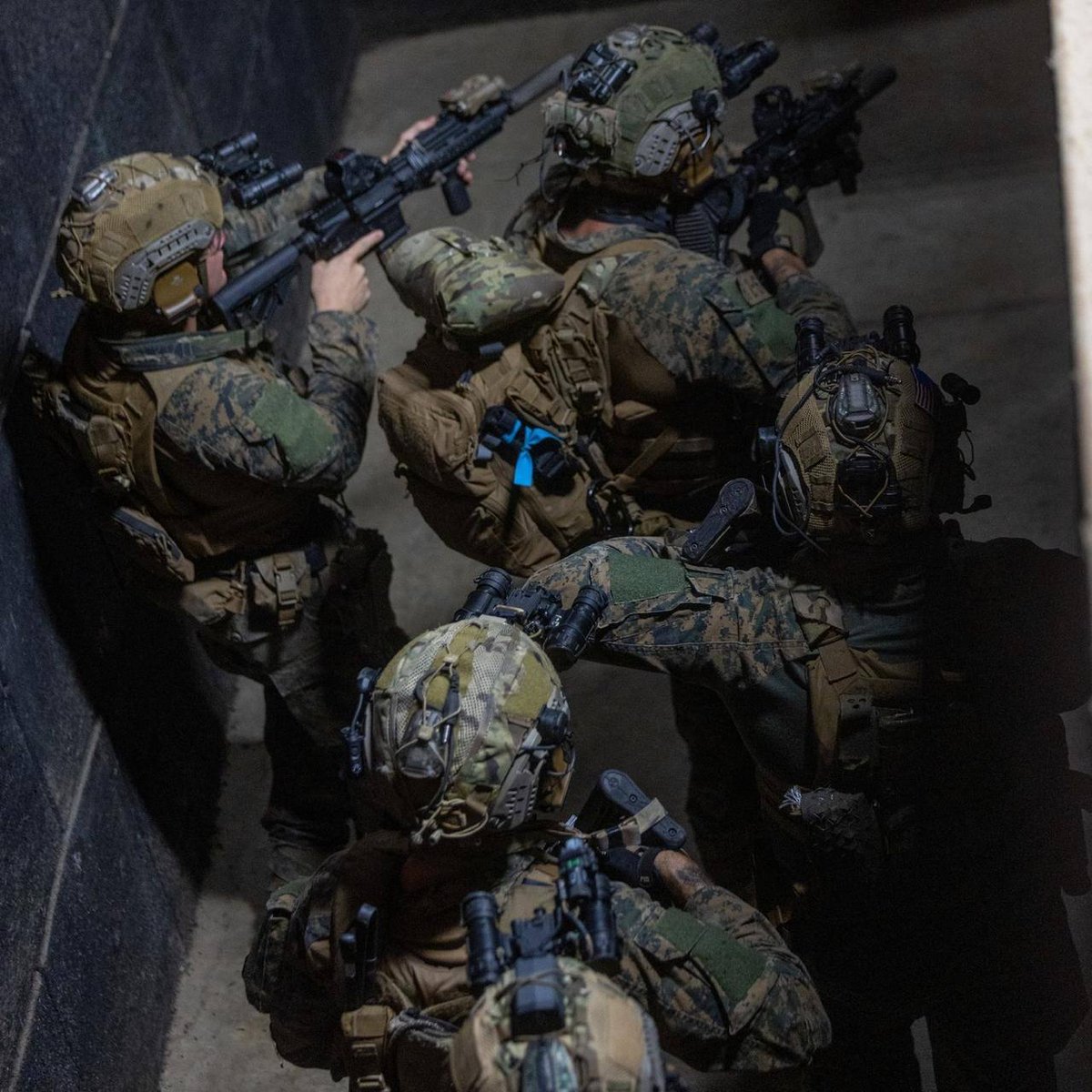 🇻🇪🇺🇸Massive U.S. military buildup near Venezuela

The United States has launched its largest show of force in the Caribbean in 30 years, officially described as an “anti-narcotics operation” though it  an attempt to pressure President Maduro.

At sea:
— Amphibious Ready Group Iwo