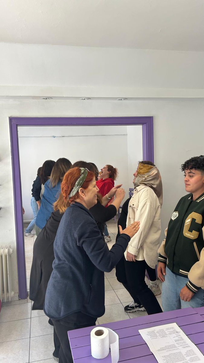 Feminist Özsavunma Atölyemizi tamamladık. Özerkliğimizle varız, öz saygımızla değerliyiz, öz bakımımızla iyileşiyoruz. 
Öz savunmamız ile örgütleniyoruz.

Yaşasın feminist mücadelemiz! 💜✨
Sen de bir sonraki atölye için profilimizdeki linke tıkla,kayıt formunu doldur.Bize katıl!