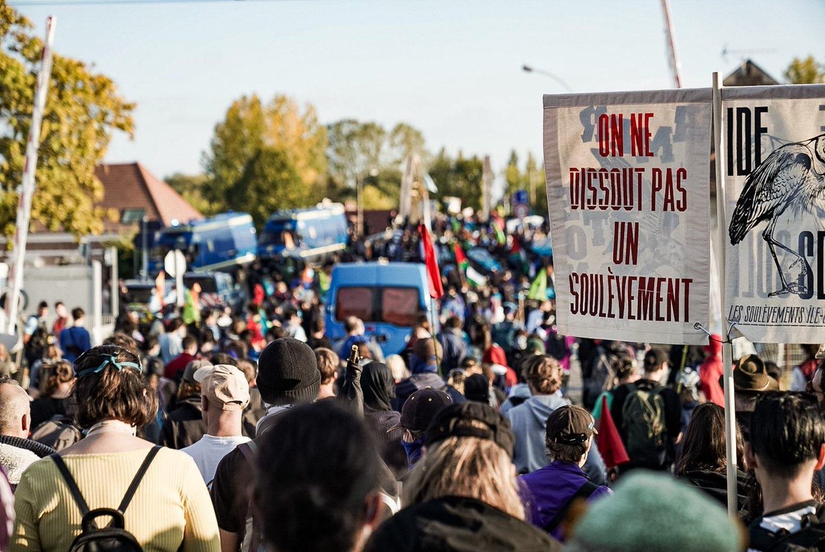 🏴‍☠️ Énorme journée de mobilisation - 2000 personnes rassemblées dans l'Oise contre le Méga Canal Seine-Nord Europe manifestent et font irruption sur le chantier... à la nage et en barque ! 🏊‍♂️

BRAVO tout le monde 🤙
Et notre récit de la journée 👇