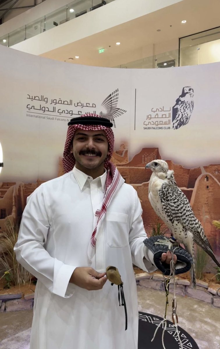 tafawul1234's tweet image. حر ويشيل الصقر في كفه يمناه 
والصقر في يمناه زاد افتخاره 🤍
 #معرض_الصقور_والصيد_السعودي_الدولي
#عالم_يشبهك #سلطان_بن_نايف