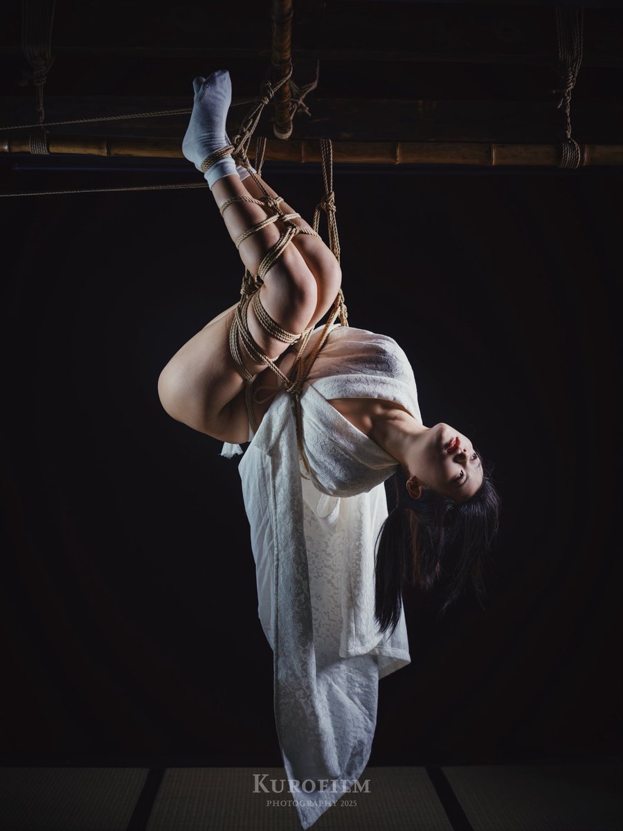 「跌入雲霧裡凋零」

🪢｜<a href="/nanfang92607237/">南方</a> 
📷｜<a href="/MakkuroFilm/">可羅菲林 Kurofilm</a> 

#Shibari #绳缚 #捆绑