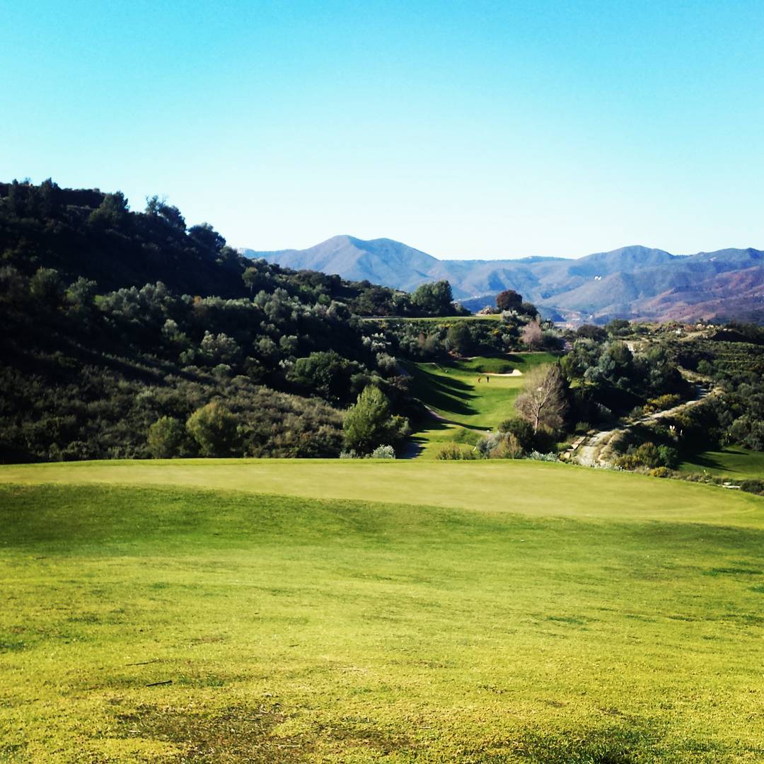 Amplitu93909969's tweet image. Autumn colors are slowly taking over the fairways 🍂⛳
Perfect day for a round of golf surrounded by calm hills and crisp air 🌤️
#GolfLife #AutumnVibes #GolfCourse #GolfPhotography #GolfLovers #FairwayViews #GolfSeason #NatureAndSport #TravelMoments #OutdoorLife #GolfInspiration