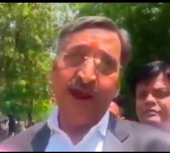 इसके मुंह को देखते हुए लगता है कि बहुत बदबू आती होगी बाद करें इसको जेल में बंद करें अनिल मिश्रा मुर्दाबाद 
#ArrestAnilMishra