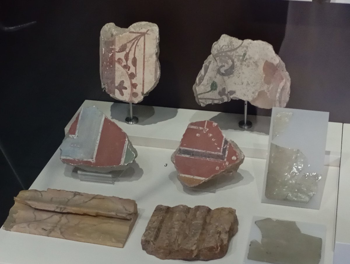 Pelikula eta serieetan antzinako garaiak ia kolorerik gabe agertzen zaizkigu gehienetan, iraganeko mundua gogorra, hotza eta iluna zelako sentsazioa areagotzeko.

Baina antzinako etxe eta eraikinak kolorez gainezka zeuden.

Hara Arabako erromatar horma-pintura batzuk, BIBATen: