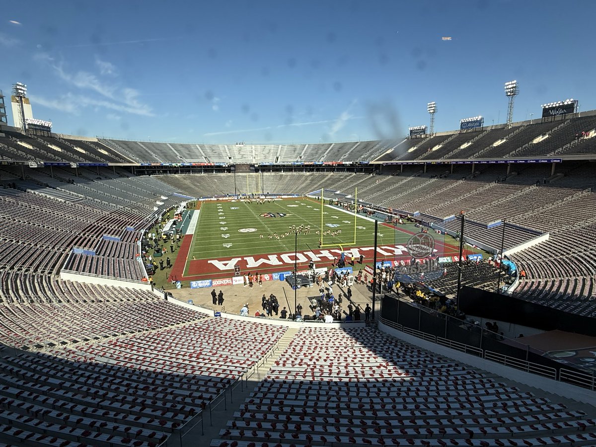 johnehoover's tweet image. Sooners On SI crew is on scene in Dallas. 121st Red River Rivalry. LFG