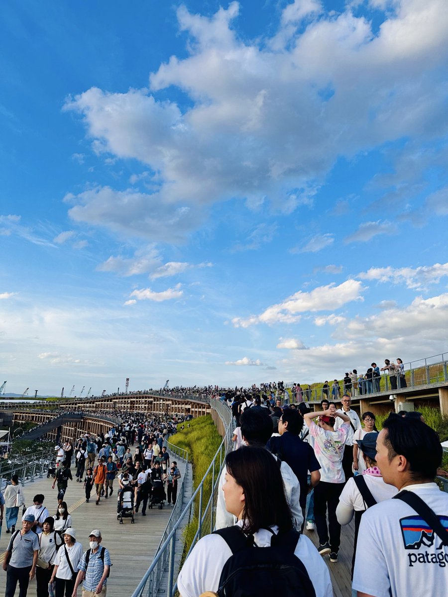 Osaka Expo 2025 ตอนแรกดูเหมือนจะตุ้บ แต่เหลืออีกแค่ 2 วันสุดท้าย ตัวเลขตอนนี้ออกมาดีกว่าที่คาดการณ์ไว้

- คาดว่าจะกำไรประมาณ 23,000 ล้านเยน
- จำนวนคนเข้างาน 24 ล้านคน
- ยอดขาย merchandise ทะลุเป้าถล่มทลาย (อันนี้จริง เมื่อประเมินจากสายตา ซุ้มขายของในงานคนต่อคิวอย่างเยอะ)
