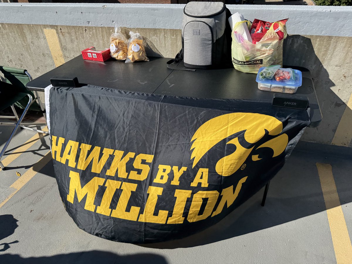 sschaub95's tweet photo. Let go Hawks!!  It's game day!   @WashedUpWalkons @FightForIowa https://t.co/N99e6JA6XY
