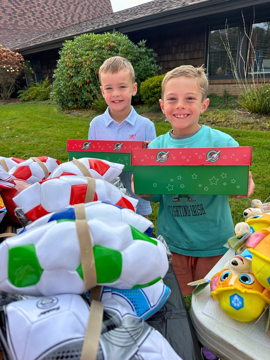 OCC_shoeboxes's tweet photo. 𝑷𝒂𝒄𝒌𝒊𝒏𝒈 𝒑𝒂𝒓𝒕𝒚 𝒔𝒆𝒂𝒔𝒐𝒏 𝒊𝒔 𝒉𝒆𝒓𝒆! 🎁 A church in North Carolina recently packed 𝟏,𝟒𝟔𝟎 shoebox gifts that will soon share God’s love with children around the world. 🌎 #ipackedashoebox https://t.co/K2Ipc2PdSp