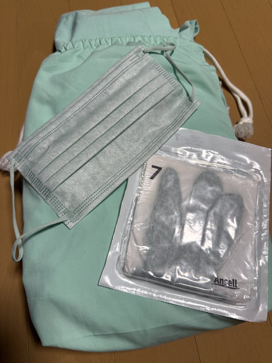 編集も大事だけど、撮影も大事。
今日は緑の給食着に緑のマスク。そして医療用の緑のゴム手袋。
これでミルク出します！

#給食着 #給食着フェチ #ガウン #ゴム手袋 #ゴム手袋フェチ #マスクフェチ  #surgicalgloves