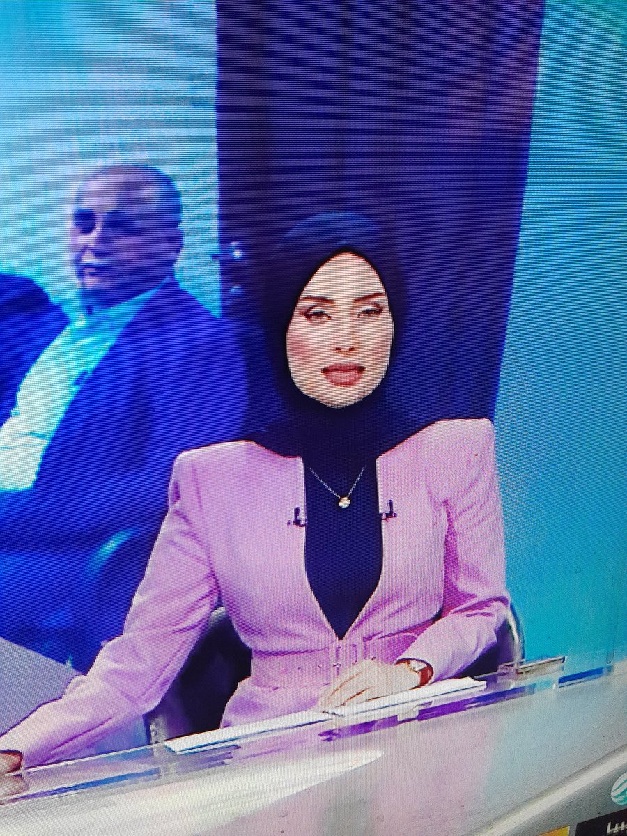 HaifaAli80's tweet image. مش عارفة كيف نجيبها لكن والله رسمة العين واحمر الخدود ماهو لنشرة اخبار بغض النظر عن  اللون الا موضوع وطريقة لف الوشاح التركية وانا كيف خذيت الصورة علي السريع 😂😂
مش تنمر والله بس كل حاجة من ليبيا الأحرار كقناة تسبب لي تحسس